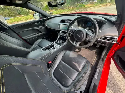 Jaguar XE 300 Sport photo 7