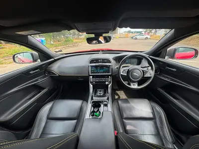 Jaguar XE 300 Sport photo 9